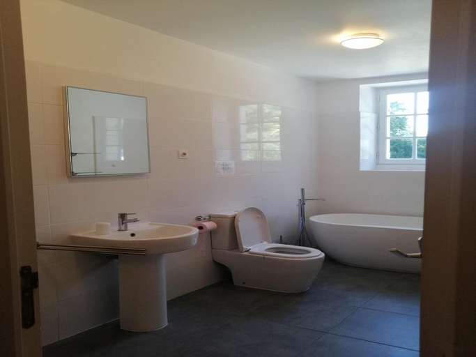 Bathroom 4, Sigoules Houses, Dordogne