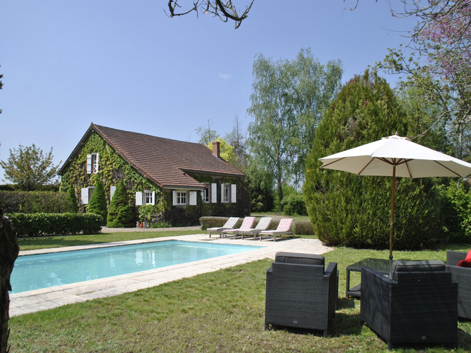 Sport & Beauty 2, Mansion in Charrin by Loire with Pool, Nièvre