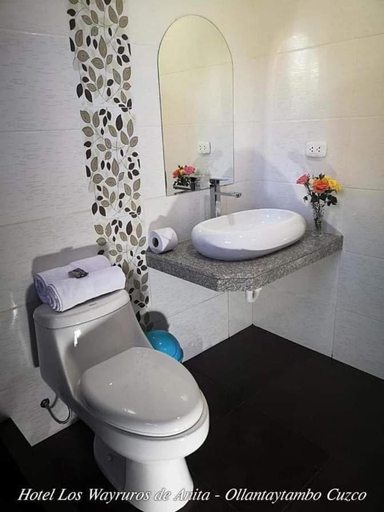 Bathroom, los wayruros de anita official, Urubamba