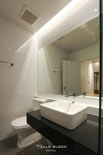Bathroom 5, Yello Block Hotel, Phon Thong
