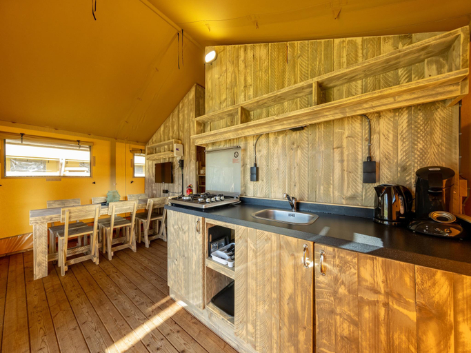 4, Charming Safari Tent by the Lake, Aa en Hunze