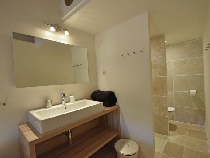 Bathroom 4, Serene Family Escape, Aude
