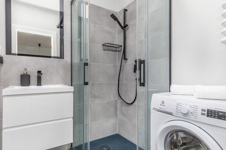 Bathroom 4, Modern City Center Apartments by Noclegi Renters, Poznań City