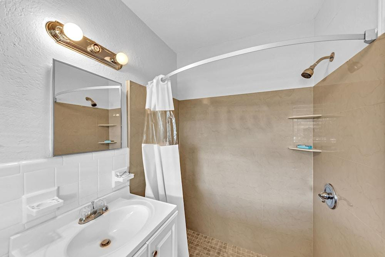 Bathroom 4, The Caroline, Broward