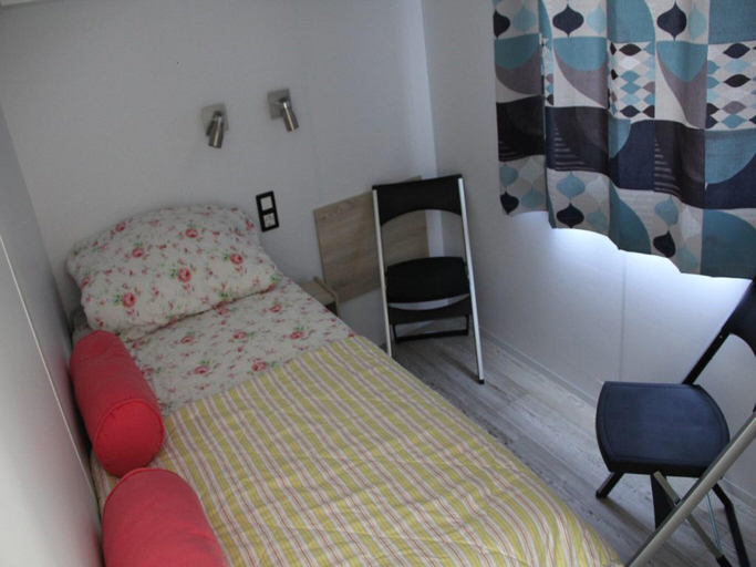 Bedroom 2, Chalet in Friesland near Nature Reserves, Smallingerland