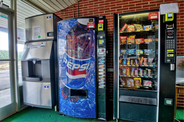 Food & Drinks 5, Knob Hill Motor Lodge, Carroll