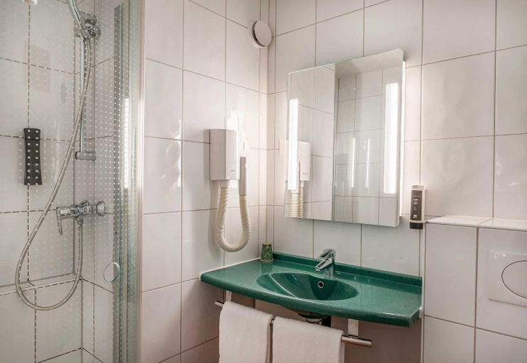 Bathroom 4, B&B HOTEL Rothrist Olten, Zofingen