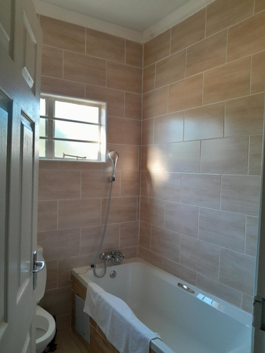 Bathroom 3, Ramatie Guest Palace, Chobe