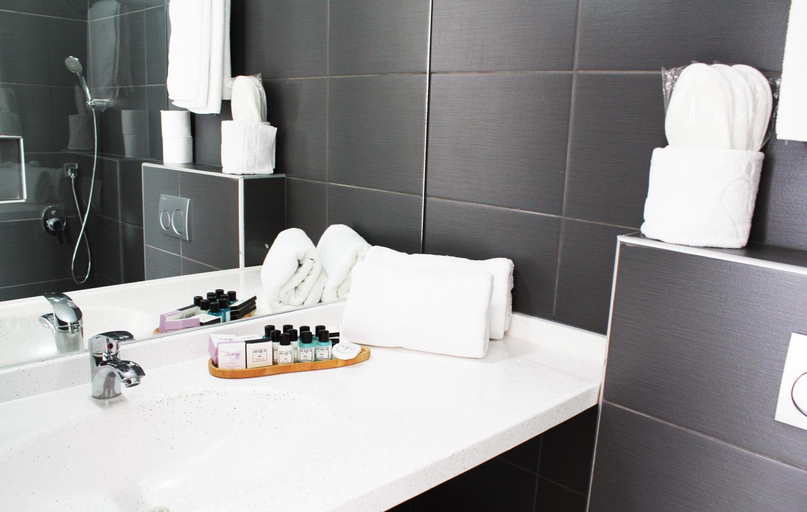 Bathroom 5, Sky Roof Hotel