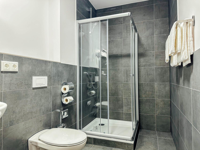 Bathroom 2, Hotel im Hegen - Free Parking, Stormarn