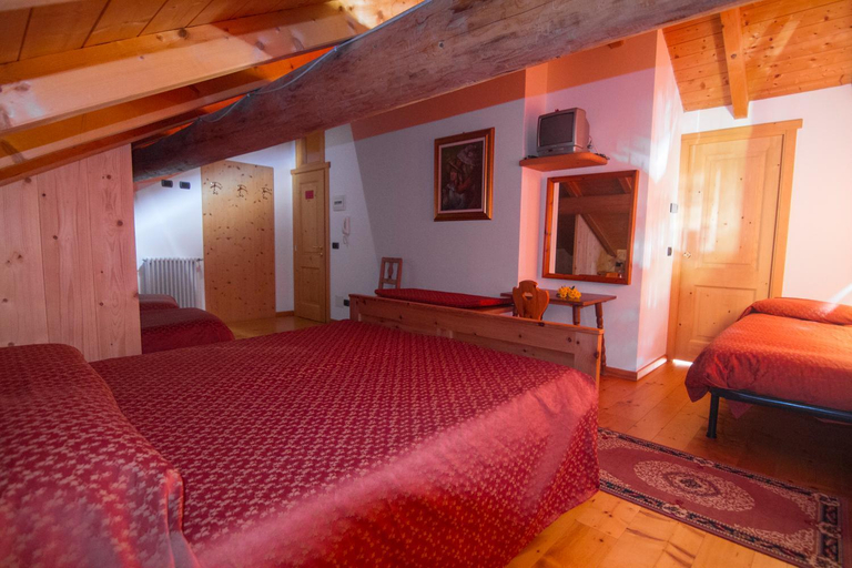 Bedroom 2, Agriturismo Raethia, Sondrio