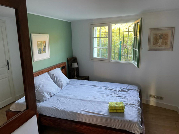 Room 2, Charming Holiday Home in Mougins With Pool, Alpes-Maritimes