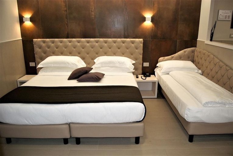 Bedroom 3, Hotel Cavour, Bologna