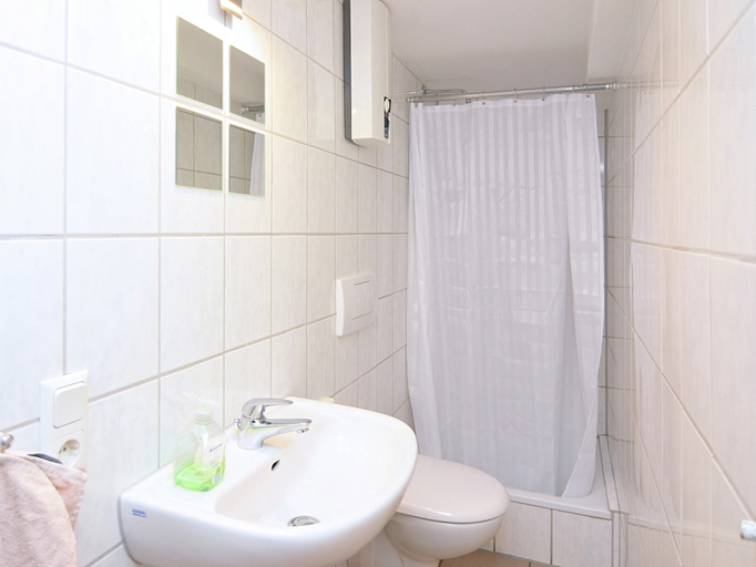 Bathroom, Altes Ferienhaus mit Sauna in Heinsberg, Olpe