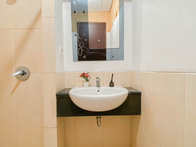 Bathroom 5, Warm Wood Accents Studio at Mangga Dua Apartment By Travelio, Jakarta Pusat