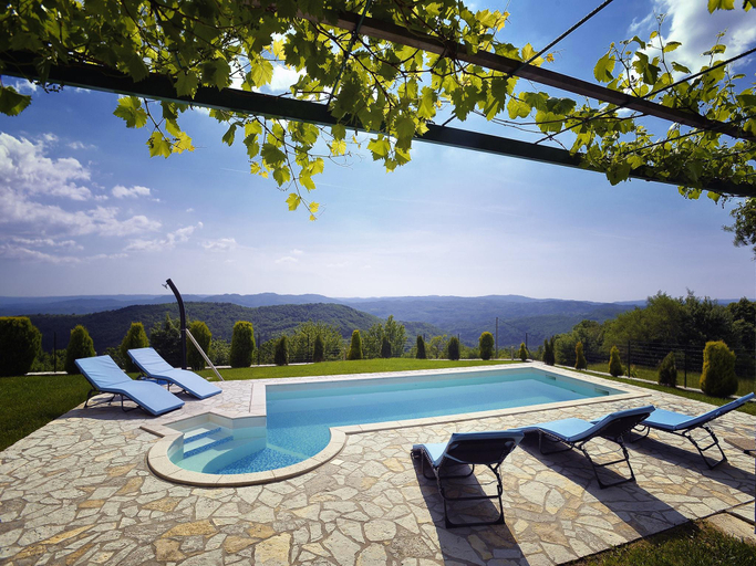 Sport & Beauty 2, Villa in Lupoglav with Pool near the Sea, Lupoglav
