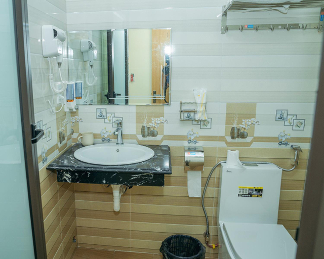 Bathroom 3, Anh Nhu Cat Ba Hostel, Cát Hải