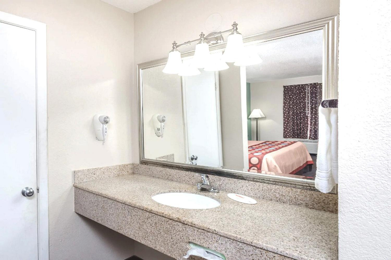 Bathroom 3, Hotel 7 Inn Paducah, McCracken