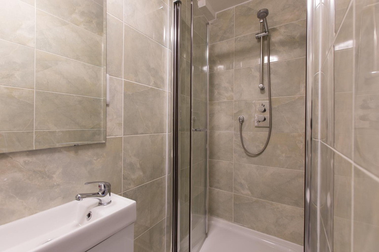 Bathroom 4, News Hotel by PrimeCityHosts, London