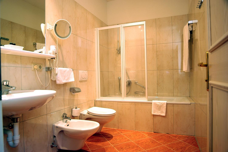 Bathroom 5, Hotel Gruner Baum, Bolzano