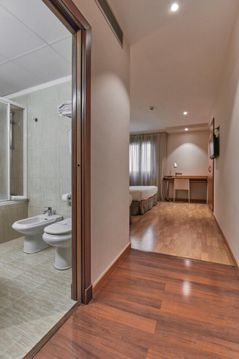 Bathroom 4, Hotel Avenida, Zaragoza