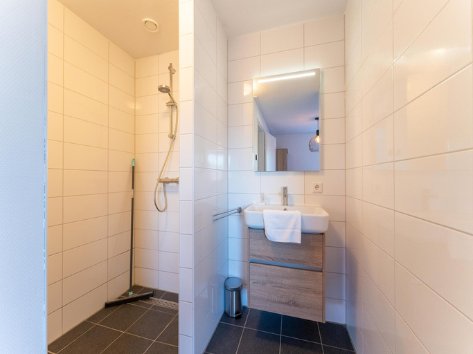 Others 5, Detached villa with view, garden and privacy, Tholen