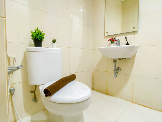 Bathroom 5, Simple Blue Toned Studio (No Kitchen) at Elvis Tower Apartment By Travelio, Cikarang