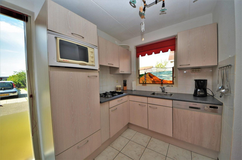 Private kitchen 3, Lively Bungalow on the Water, Sluis