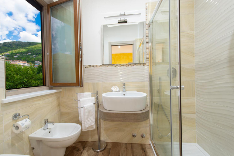 Bathroom 4, B&B Il Girasole, Napoli