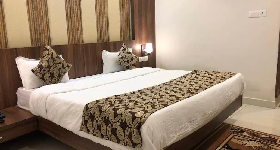 Bedroom 3, Hotel Rishabh, Jhansi