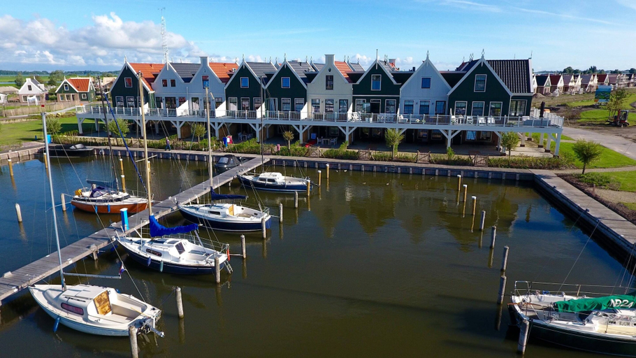 Marina 2, Spacious Holiday Home on the Markermeer, Waterland