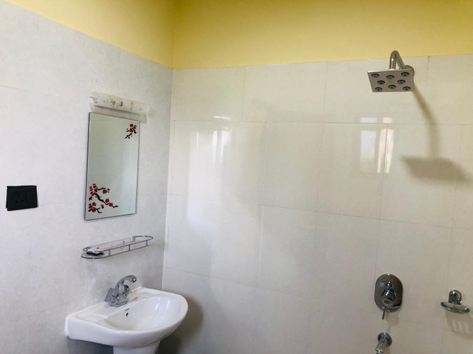 Bathroom 3, Hotel Happy Land, Narayani