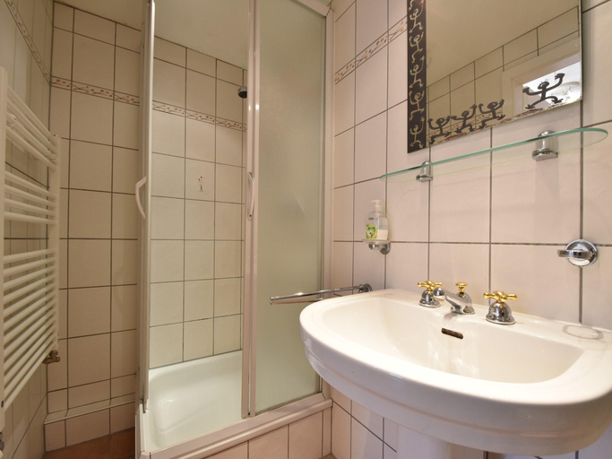Bathroom 3, Cottage in Kuchelscheid with Terrace, Liège
