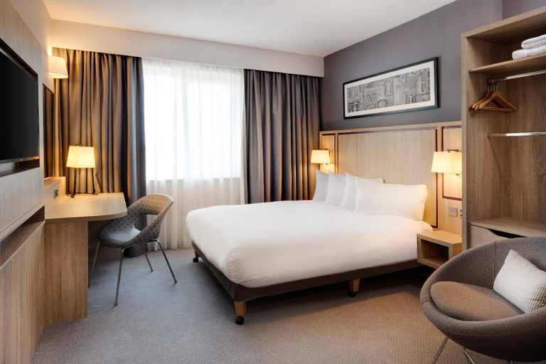 Bedroom 2, Leonardo Hotel London Watford, Hertfordshire