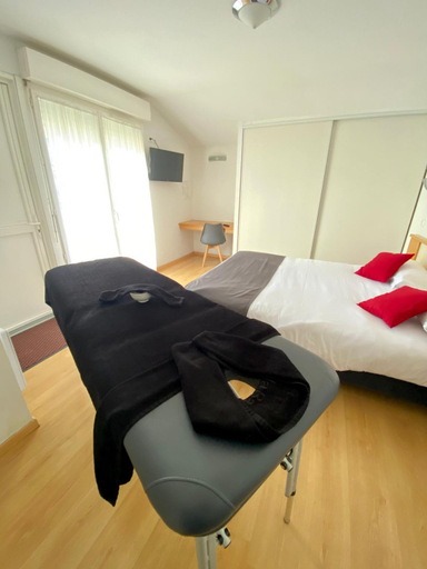 Bedroom 2, Hotel Restaurant La Dame du Lac, Lot-et-Garonne