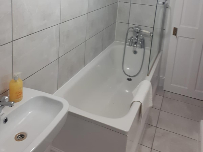 Bathroom 2, Marble Apartments Broadway Two, London