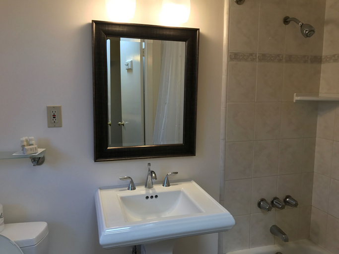 Bathroom 3, Golden Haven Hot Springs, Napa