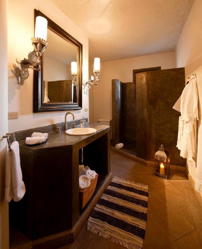 Bathroom 5, Casa Tierra Negra, Allende