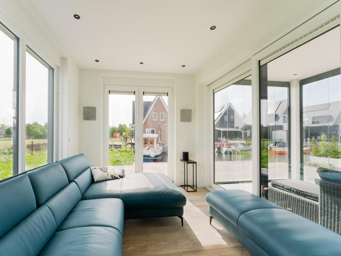 Others 5, Holiday Home in Stavoren by Private Jetty, Nijefurd