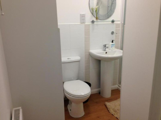 Bathroom, Double with shared bathroom sleeps 1-2 located 5 minutes from Heathrow dsbyr, London