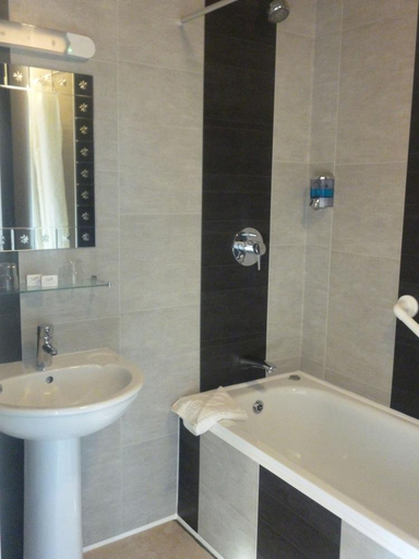 Bathroom 4, The Parkavon Hotel