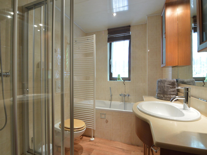 Others 5, Cosy Holiday Home with Sauna, Terrace, Liège