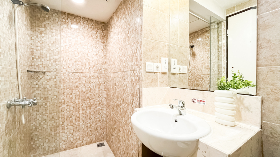 Bathroom 5, Modern Minimalist Studio (No Kitchen) at Great Western Apartment By Travelio, Tangerang
