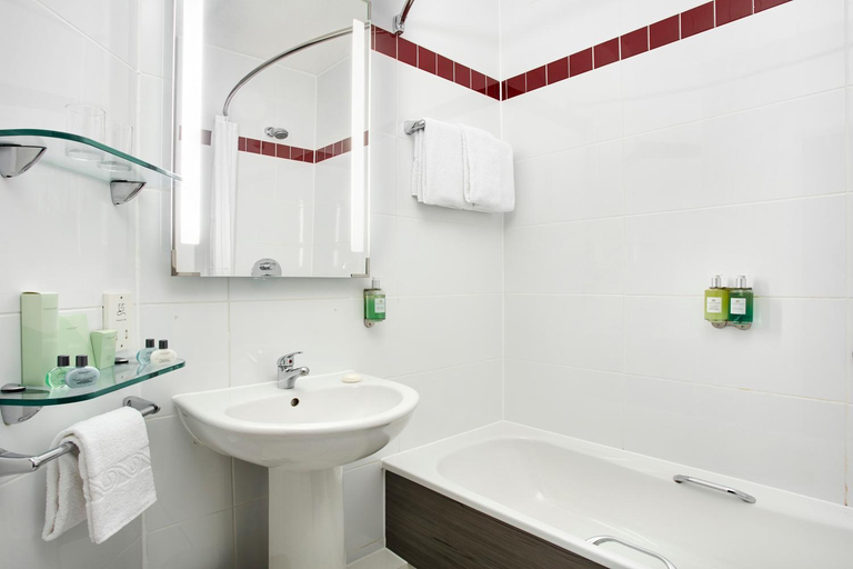 Bathroom 5, Leonardo Hotel Plymouth, Plymouth
