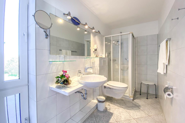 Bathroom 4, Hotel-Restaurant Vier Linden, Stade