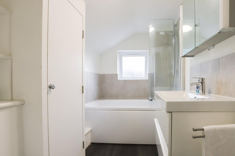 Bathroom 3, The Jericho Retreat - Bright & Spacious 4BDR Home, Oxfordshire