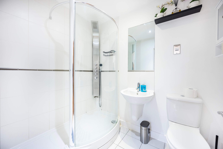 Others 5, Waterside Bliss Executive Apartment, London