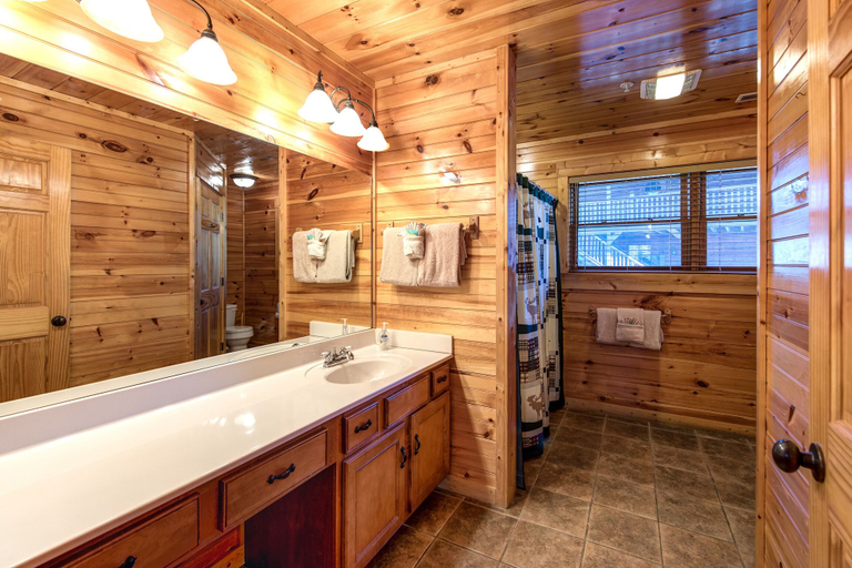 Bathroom 3, Hemlock Inn by Jackson Mountain Rentals, Sevier