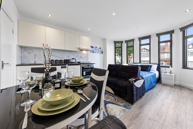 Others 3, Comfy 1BDR / Parking / close to LDN, London