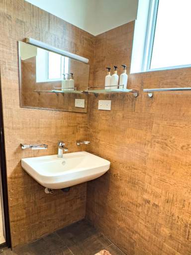 Bathroom 5, Red Chillies Tourist inn, K.F.G. & G. Korale